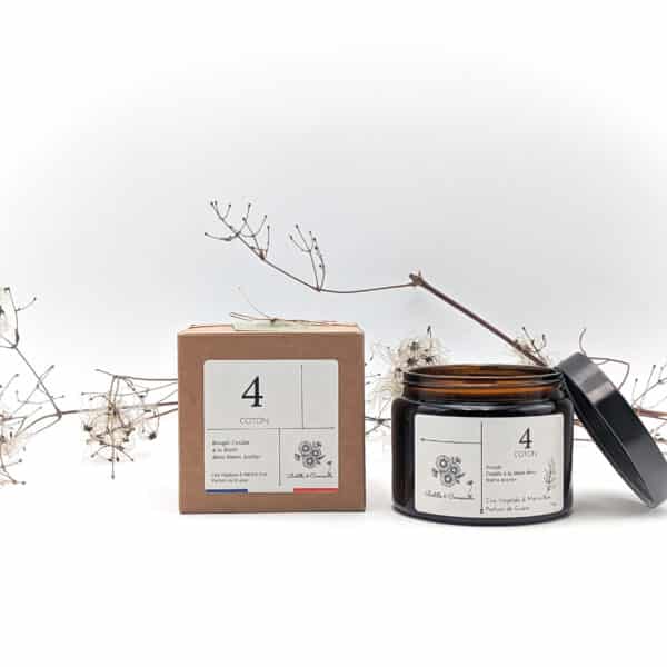 Bougie parfumée au coton numéro 4, coulée à la main en Bourgogne avec un parfum de Grasse. Cette bougie artisanale de 470g est fabriquée à partir de cire 100% végétale. Sa mèche en bois crée une ambiance chaleureuse et apaisante.