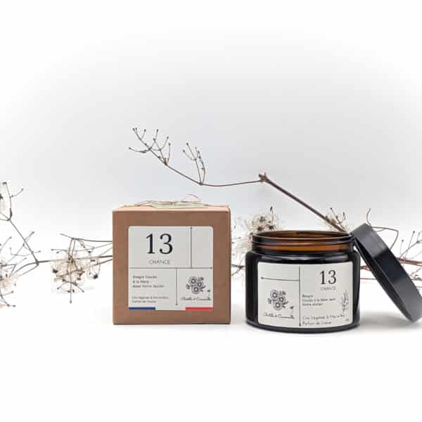 Bougie parfumée chance numéro 13, coulée à la main en Bourgogne avec un parfum de Grasse. Cette bougie artisanale de 470g est fabriquée à partir de cire 100% végétale. Sa mèche en bois crée une ambiance chaleureuse et apaisante.