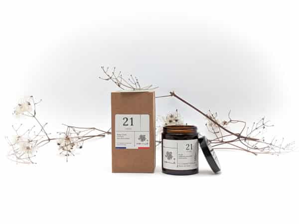 Bougie parfumée au cassis numéro 21, coulée à la main en Bourgogne avec un parfum de Grasse. Cette bougie artisanale de 160g est fabriquée à partir de cire 100% végétale. Sa mèche en bois crée une ambiance chaleureuse et apaisante.