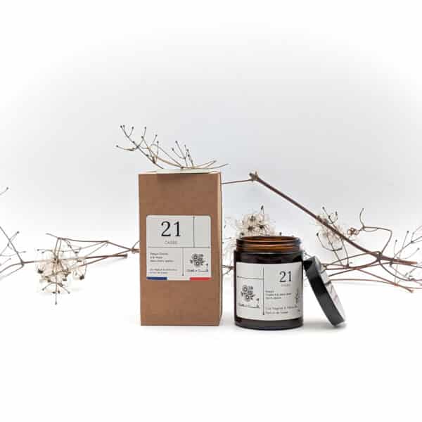 Bougie parfumée au cassis numéro 21, coulée à la main en Bourgogne avec un parfum de Grasse. Cette bougie artisanale de 160g est fabriquée à partir de cire 100% végétale. Sa mèche en bois crée une ambiance chaleureuse et apaisante.