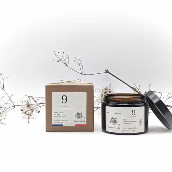 Bougie parfumée à la tonka numéro 9, coulée à la main en Bourgogne avec un parfum de Grasse. Cette bougie artisanale de 470g est fabriquée à partir de cire 100% végétale. Sa mèche en bois crée une ambiance chaleureuse et apaisante.