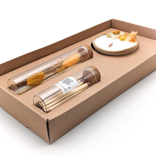 coffret cadeau avec une bougie Vanille épicée en fleurs séchées, fioles d'allumettes et éprouvette de fleurs séchées, le tout dans une jolie boite en kraft