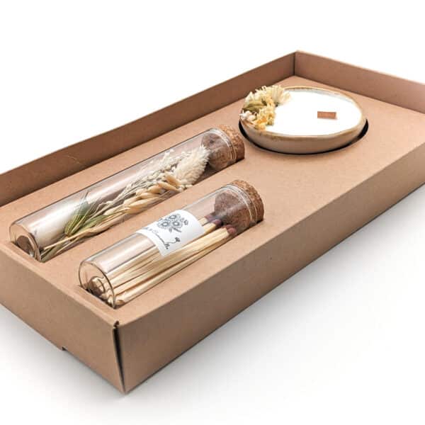 coffret cadeau avec une bougie coton en fleurs séchées, fioles d'allumettes et éprouvette de fleurs séchées, le tout dans une jolie boite en kraft