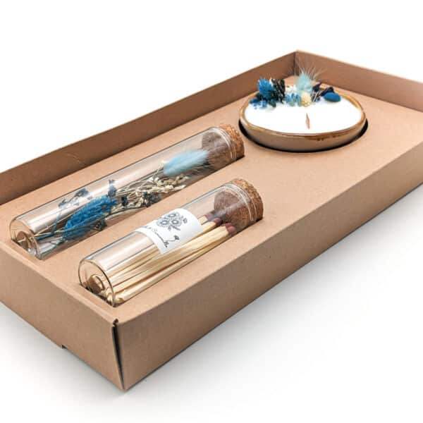 coffret cadeau avec une bougie eucalyptus orange en fleurs séchées, fioles d'allumettes et éprouvette de fleurs séchées, le tout dans une jolie boite en kraft