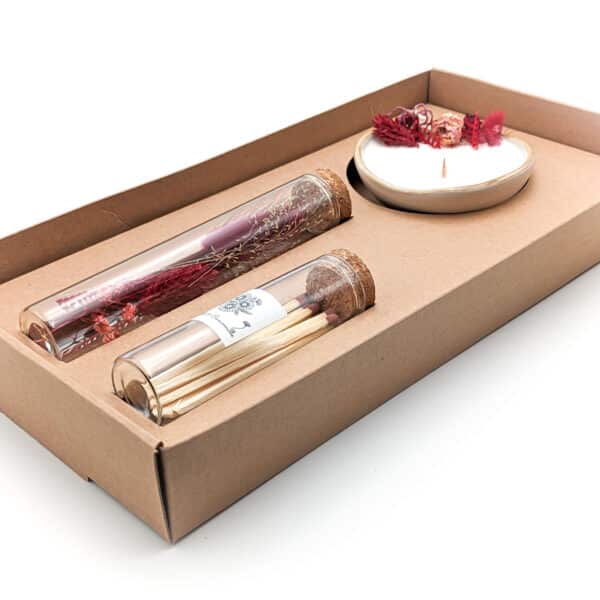 coffret cadeau avec une bougie cerise en fleurs séchées, fioles d'allumettes et éprouvette de fleurs séchées, le tout dans une jolie boite en kraft