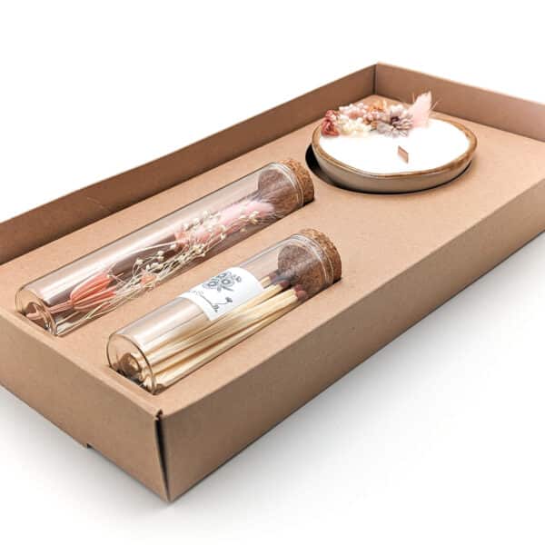 coffret cadeau avec une bougie fleurs de tiaré en fleurs séchées, fioles d'allumettes et éprouvette de fleurs séchées, le tout dans une jolie boite en kraft