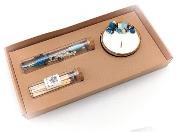 coffret cadeau avec bougie en fleurs séchées, fioles d'allumettes et éprouvette de fleurs séchées, le tout dans une jolie boite en kraft