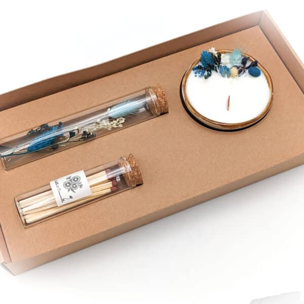 coffret cadeau avec bougie en fleurs séchées, fioles d'allumettes et éprouvette de fleurs séchées, le tout dans une jolie boite en kraft