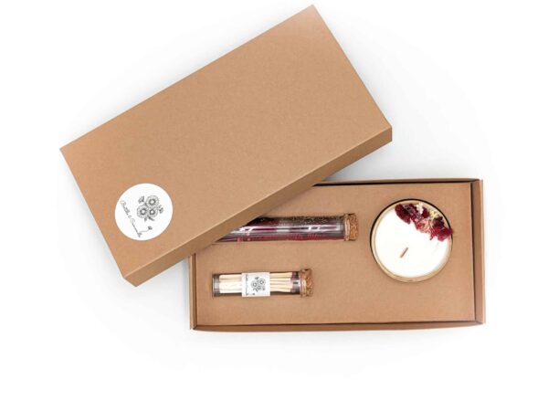 coffret cadeau saint valentin avec bougie en fleurs séchées, fioles d'alumettes et éprouvette de fleurs séchées rouges, le tout dans une jolie boite en kraft