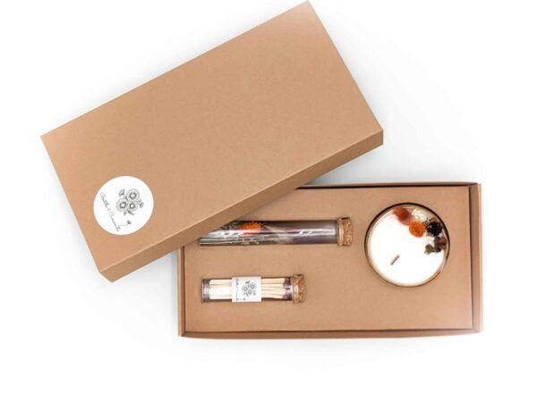 coffret cadeau avec bougie en fleurs séchées, fioles d'allumettes et éprouvette de fleurs séchées, le tout dans une jolie boite en kraft