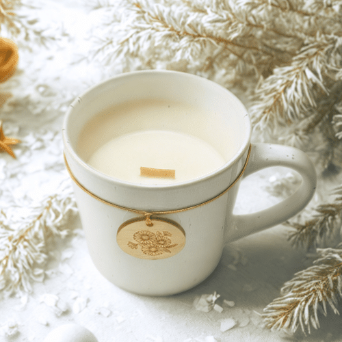 La bougie petit trésor aux fragrances de Noël. Avec un petit porte clés cacher à l'intérieur.