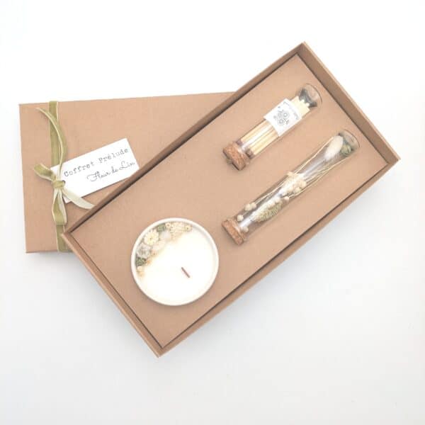 Ce coffret est composé d'une petite bougie fleurs séchées, d'une fiole de fleurs séchées, ainsi que d'une boîte d'allumettes.