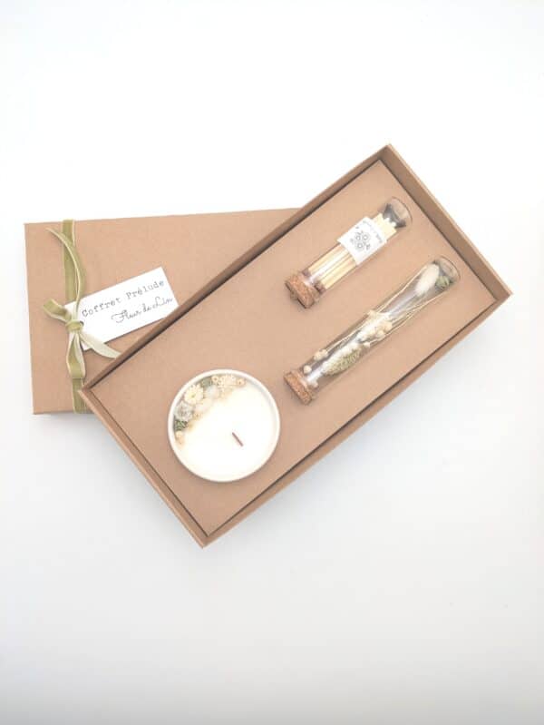 Ce coffret est composé d'une petite bougie fleurs séchées, d'une fiole de fleurs séchées, ainsi que d'une boîte d'allumettes.