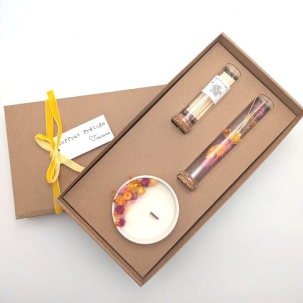 Notre coffret prélude est composé d'une petite bougie de fleurs séchées, d'une fiole en fleurs séchées ainsi que d'une boîte d'allumettes.