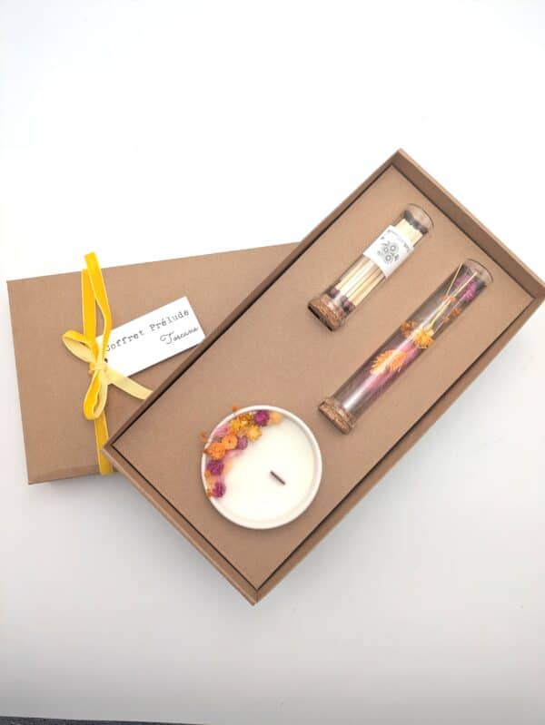Notre coffret prélude est composé d'une petite bougie de fleurs séchées, d'une fiole en fleurs séchées ainsi que d'une boîte d'allumettes.