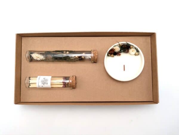 Notre coffret prélude est composé d'une petite bougie de fleurs séchées, d'une fiole de fleurs séchées ainsi que d'une boîte d'allumettes.
